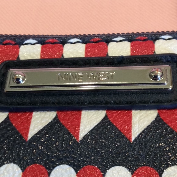 FINAL SALE PRICE Nine West Pebble Grain Heart Wristlet - Picture 2 of 4